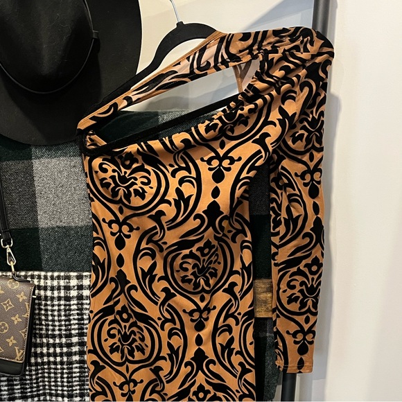 Fun Body-Con Dress - Picture 2 of 2